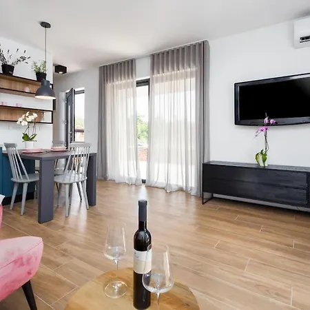 Marcante - Designer, Romantic Pool View Apartmán *